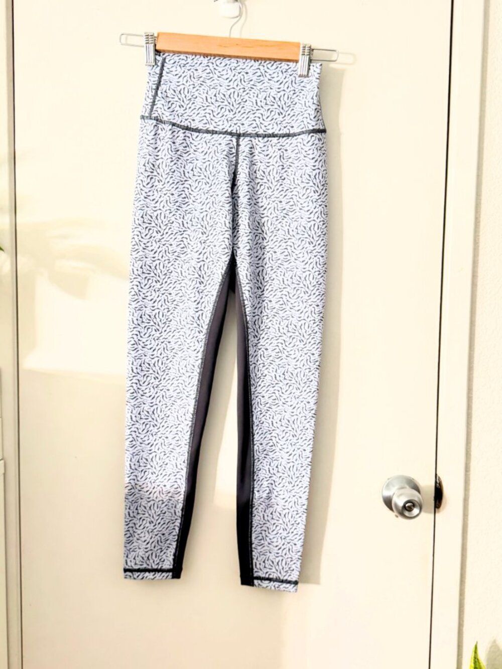NEW Allfenix Anthropologie Women’s Powder Cheetah 7/8 Cropped Leggings Small